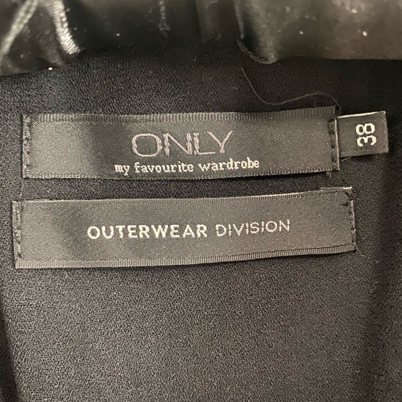 Open Front Black Blazer By ONLY Size 8 (US) in excellent preowned condition - Picture 3 of 4